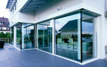 Ganzglas-Schiebefenster ohne sichtbare Rahmen – filigrane Verglasung