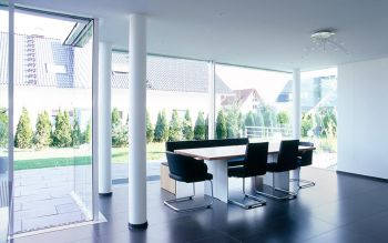 Rahmenlose Design-Schiebefenster für moderne Architektur