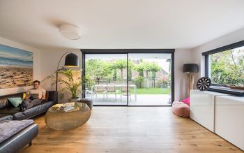 Rahmenlose Verglasung mit fließendem Übergang von Innen nach Außen