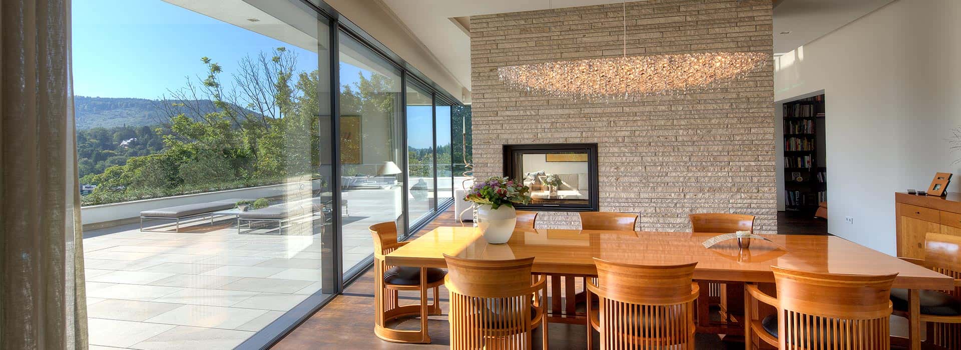 Rahmenlose Schiebefenster von Glashaus Rehm – Panoramaverglasung im Wohnbereich